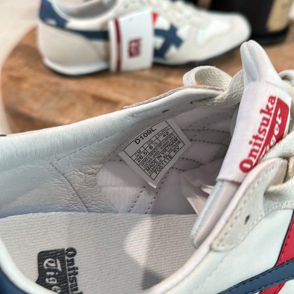 ASICS Onitsuka Tiger Light Grey UNISEX - Picture 9 of 11